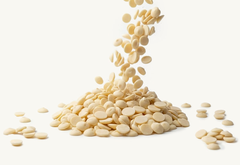 Ketchupflasche und Tomaten