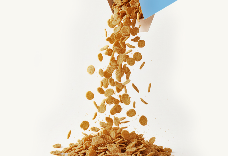 Ketchupflasche und Tomaten