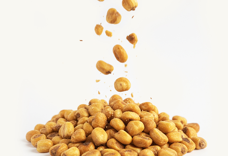 Ketchupflasche und Tomaten