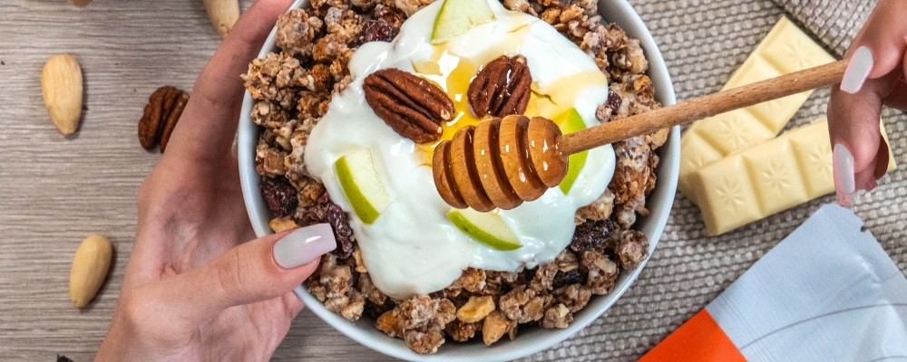 Granola mit Apfel, Zimt und weißer Schokolade Grizly