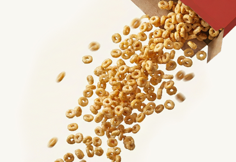 Ketchupflasche und Tomaten