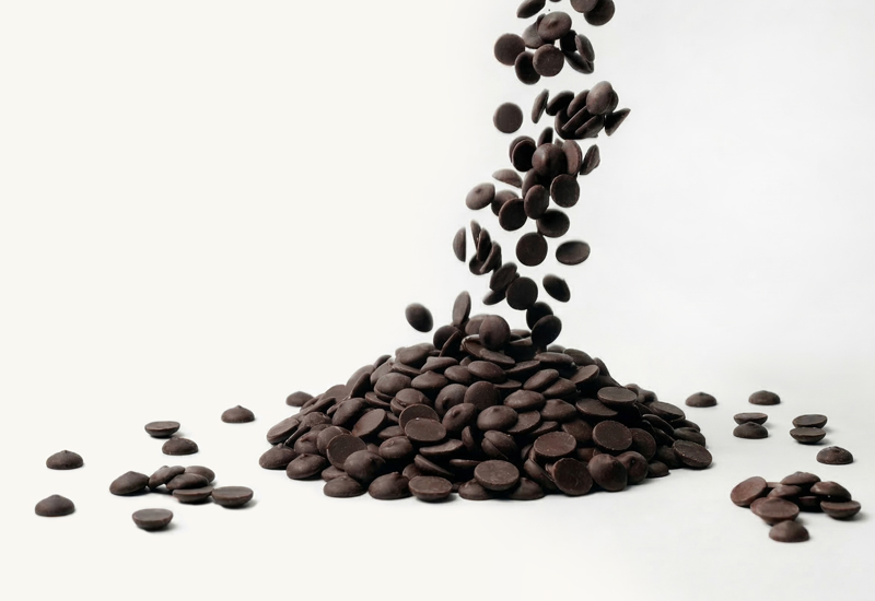 Ketchupflasche und Tomaten