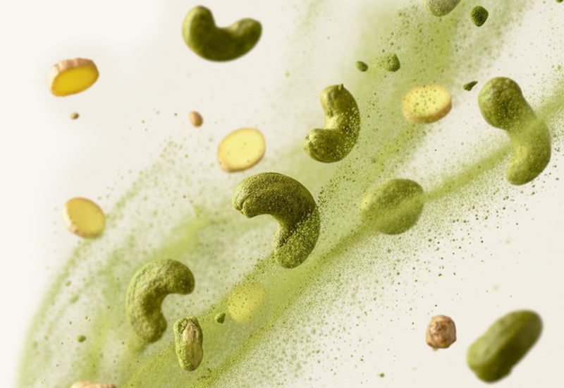 Ketchupflasche und Tomaten