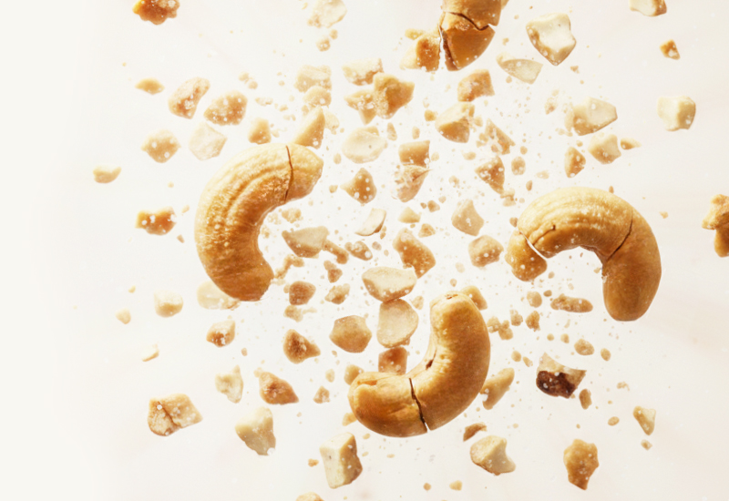 Láhev kečupu a rajčata