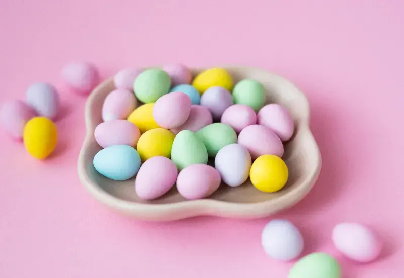 Knusprige bunte Mini-Eier