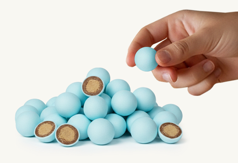 Ketchupflasche und Tomaten