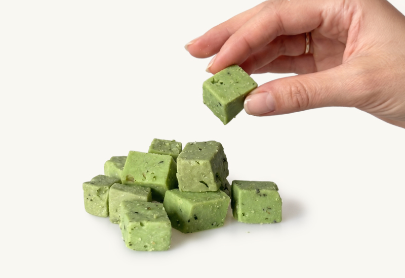 Ketchupflasche und Tomaten