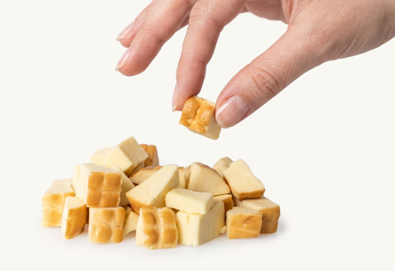 Ketchupflasche und Tomaten