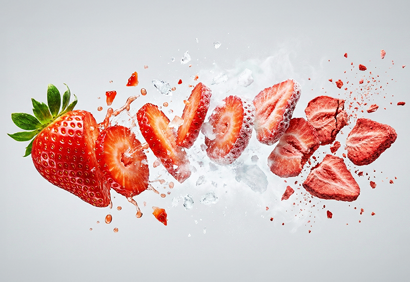 Ketchupflasche und Tomaten