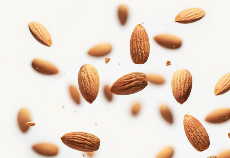 Ketchupflasche und Tomaten