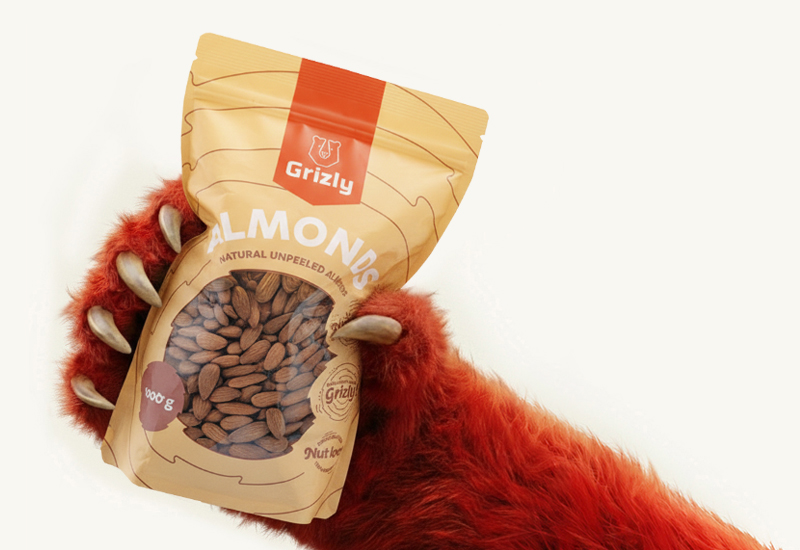 Ketchupflasche und Tomaten