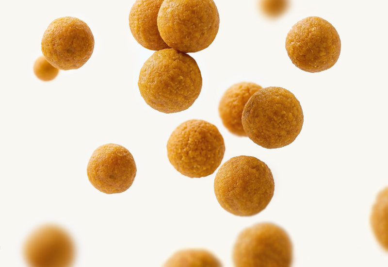 Ketchupflasche und Tomaten