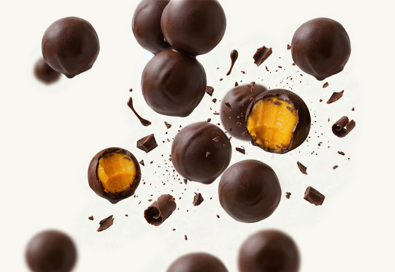 Ketchupflasche und Tomaten