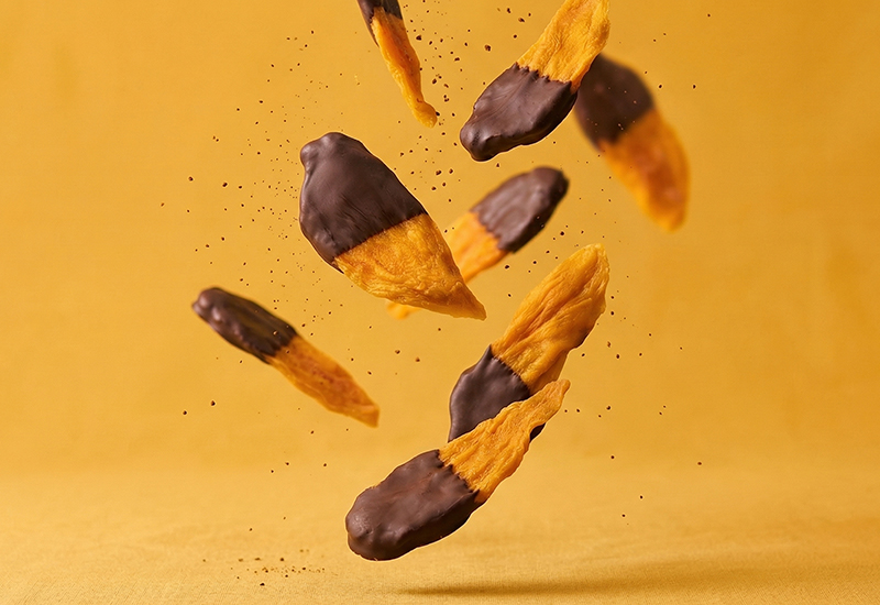 Ketchupflasche und Tomaten