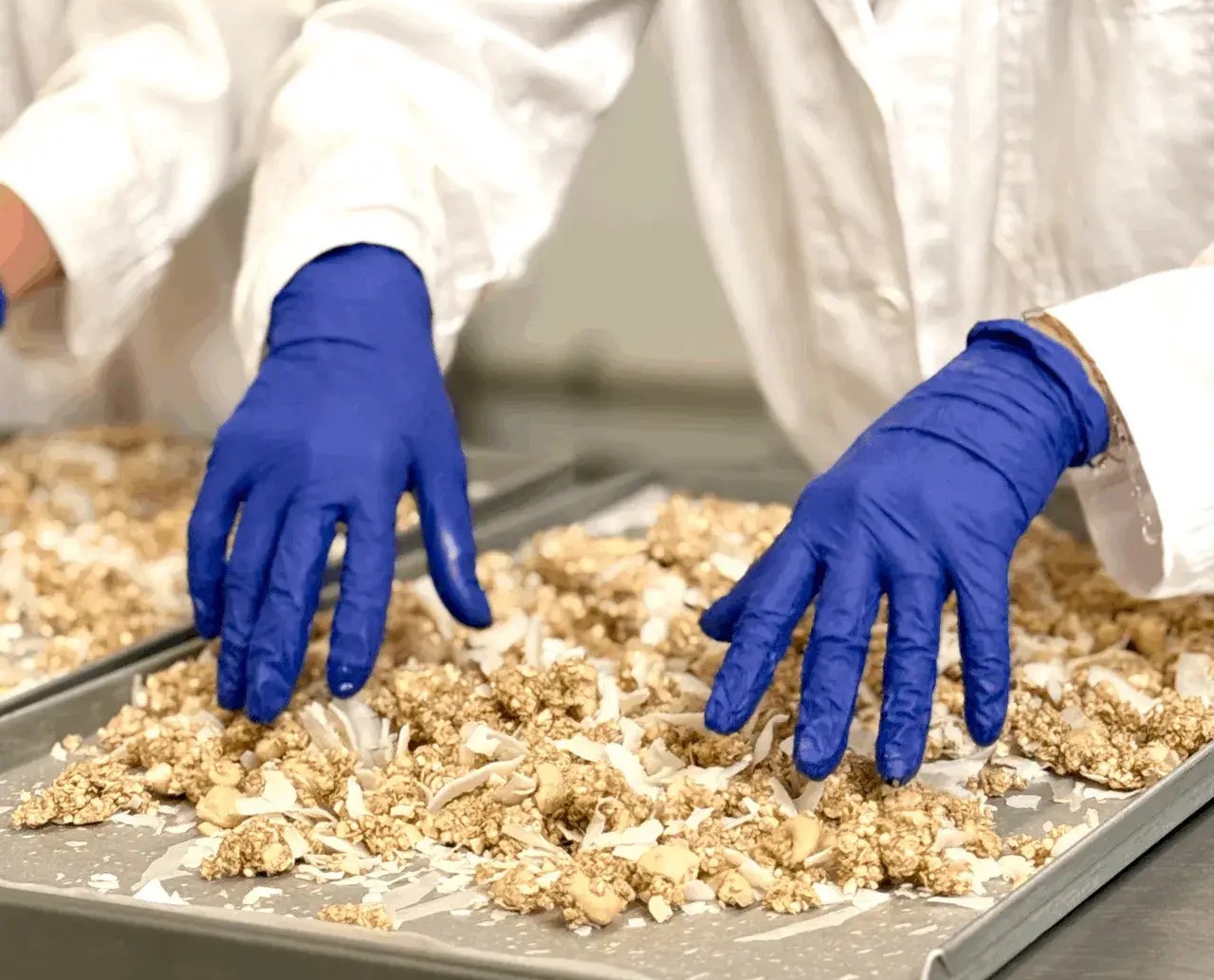Eine Schüssel Granola auf dem Tisch