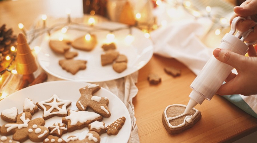 Selbstgemachte Honiglebkuchen mit weißem Zuckerguss