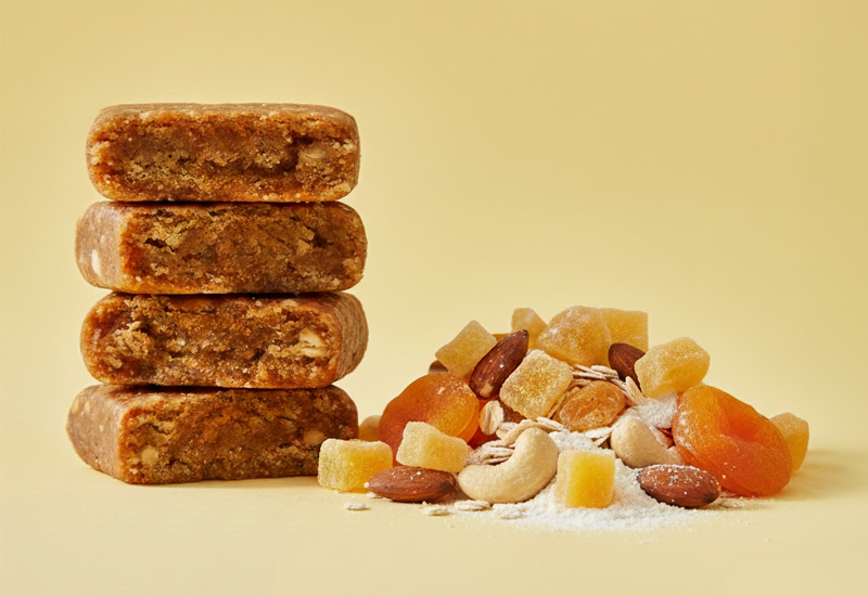 Láhev kečupu a rajčata