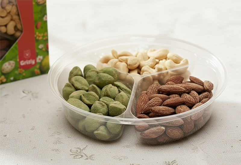 Ketchupflasche und Tomaten