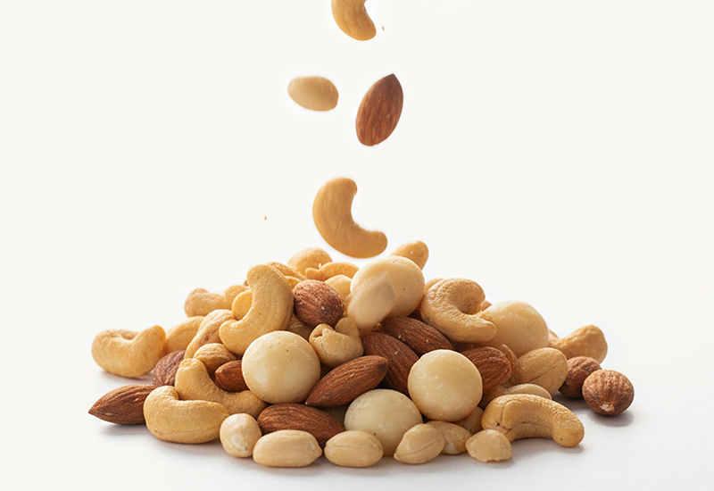 Ketchupflasche und Tomaten