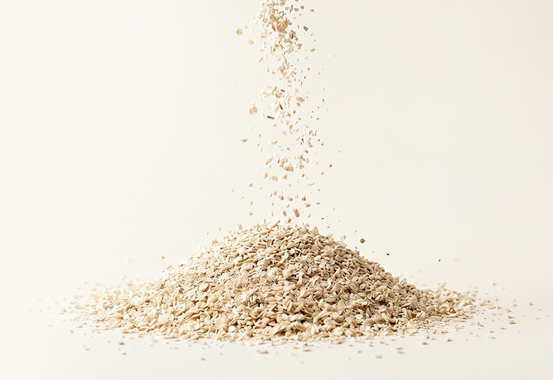 Ketchupflasche und Tomaten