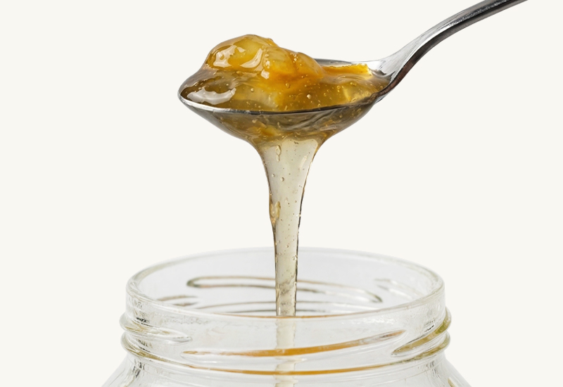 Ketchupflasche und Tomaten