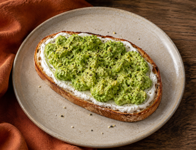 Toast mit Avocado und Frischkäse