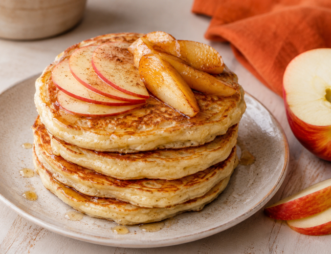 Apfel-Pancakes mit Apfelscheiben und Zimt
