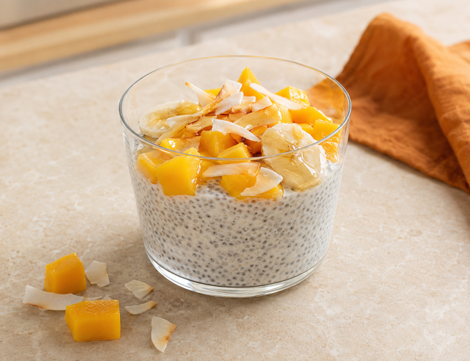 Kokos-Chia-Pudding mit Mango, Banane und Kokoschips