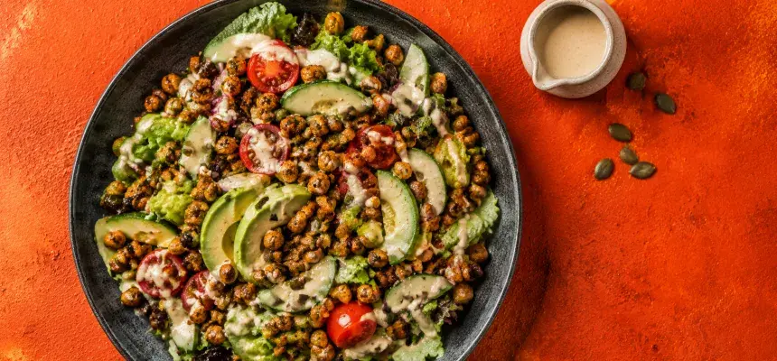 Plant-based Salat mit knusprigen Kichererbsen und Tahini-Dressing