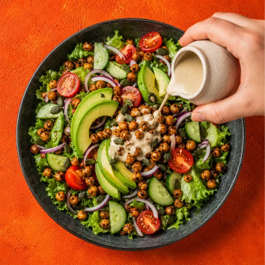 Salat-Bowl mit Kichererbsen, Gemüse und pflanzlichem Dressing