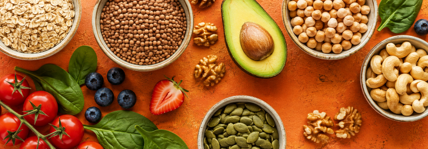 Auswahl an farbenfrohen plant-based Gerichten und pflanzlichen Zutaten