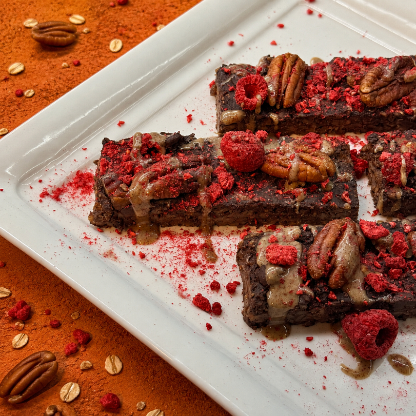 Detail der Schokoladen-Baked Oats mit Himbeeren und Nüssen