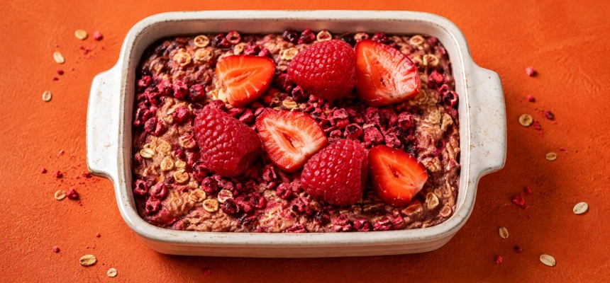 Baked oats mit Erdbeeren, Himbeeren und gefriergetrockneten Früchten