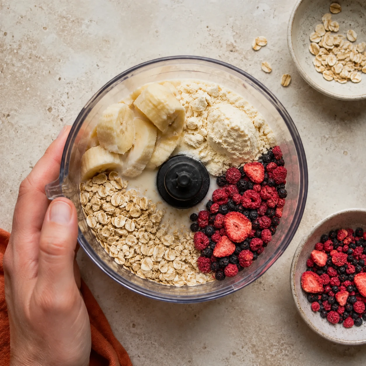 Zubereitung von Haferbrei mit Banane, Blaubeeren und Himbeeren