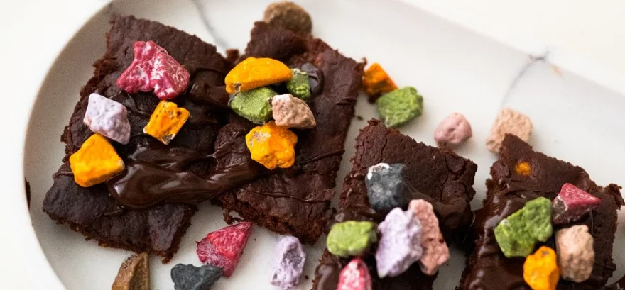 Schokoladen-Brownies mit bunten Schokosteinen – einfaches Grizly-Rezept