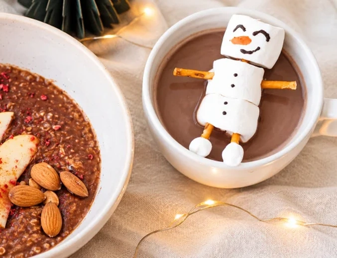 Eine Tasse heißer Kakao mit einem Marshmallow-Schneemann