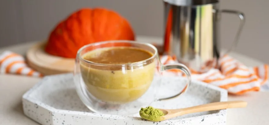 Matcha pumpkin spice latte: Probieren Sie den Trend-Superdrink des Herbstes