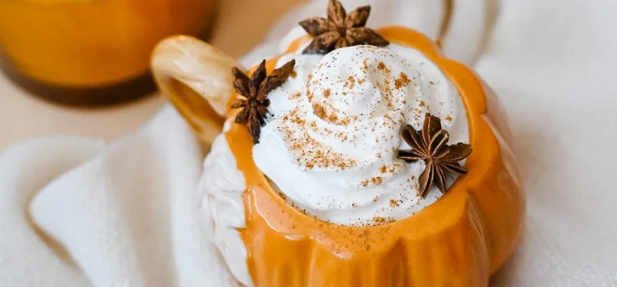 Pumpkin spice latte: Herbstdrink, der in der Tasse und auf Instagram glänzt
