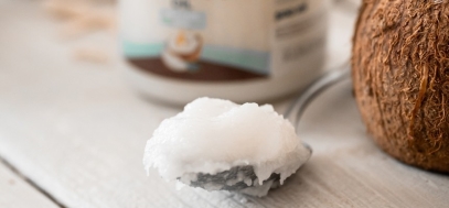 Kokosöl für Küche und Bad: Arten & wie man’s anwendet
