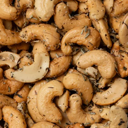 Cashewkerne frittiert mit Kräutern