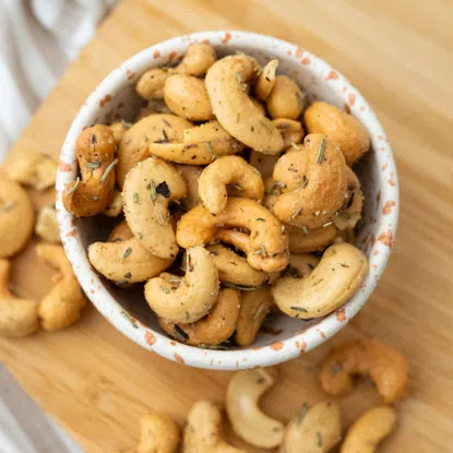 Cashewkerne frittiert mit Kräutern