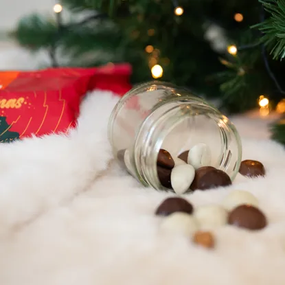 Dreifarbige Kekse in Schokolade