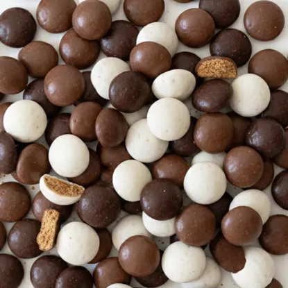 Dreifarbige Kekse in Schokolade