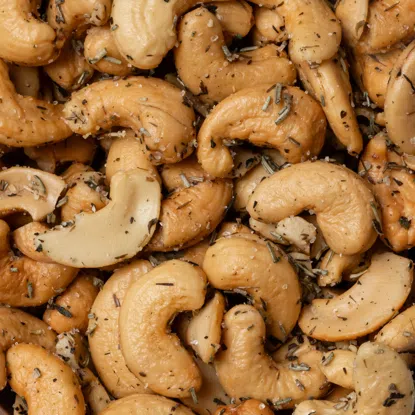 Frittierte Cashews mit Kräutern