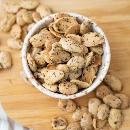 Frittierte Mandeln mit Kräutern