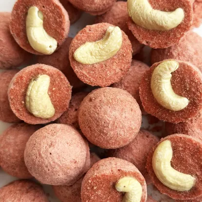 Gefriergetrocknete Erdbeer-Cups mit Cashewkernen