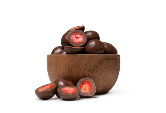 Gefriergetrocknete Erdbeeren in Milchschokolade