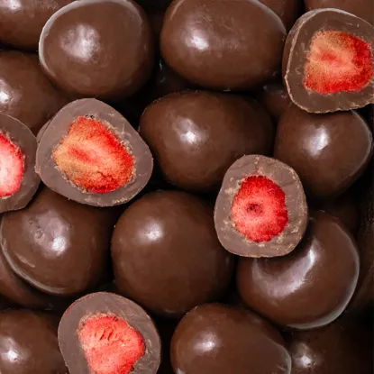 Gefriergetrocknete Erdbeeren in Milchschokolade
