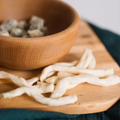 Gefriergetrocknete gedämpfte Käsefäden natur