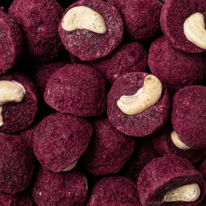 Gefriergetrocknete Heidelbeer-Cups mit Cashewkernen